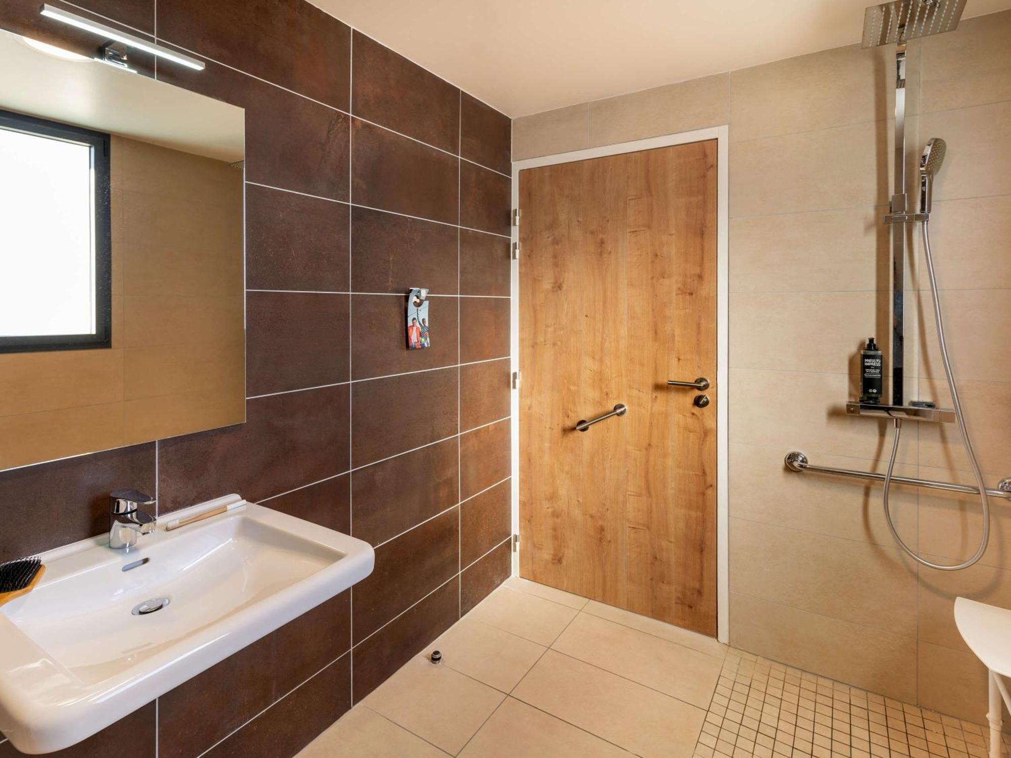 Ibis Styles Cabries Aix-En-Provence Tgv Hotel Exterior photo